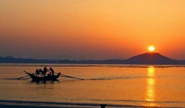 葫芦岛是一座风光美丽的海滨城市，依山傍海是避暑休闲的好去处