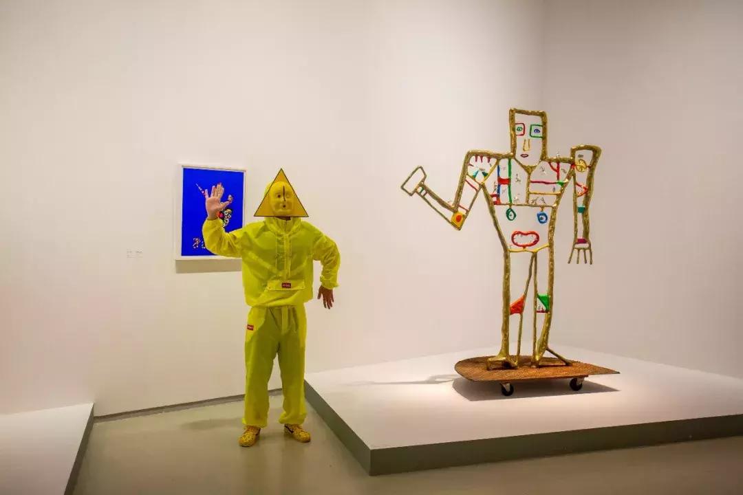 亚洲首展！开枪射画肉上绣花……这场叫“她”的展览，见识女性的力量