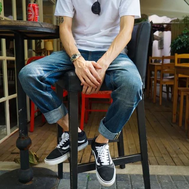 如何选到一件好的白t男生,找一件合适的衣服不是一件难事