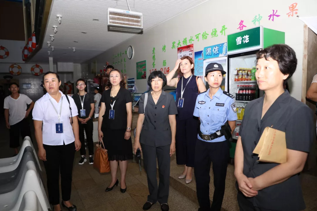 出动警力400多人大连中院强制腾退一游泳馆