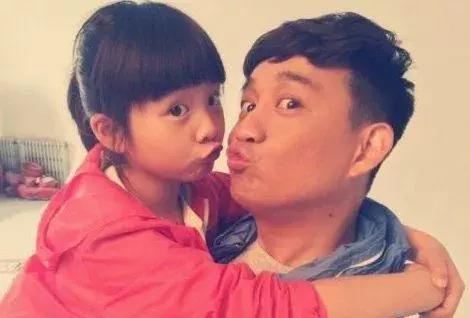 女孩的长寿基因随爸爸还是妈妈,女儿长相随爸爸