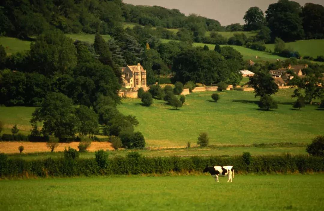 为什么英国人喜欢旅游呢,英国人喜欢去哪度假