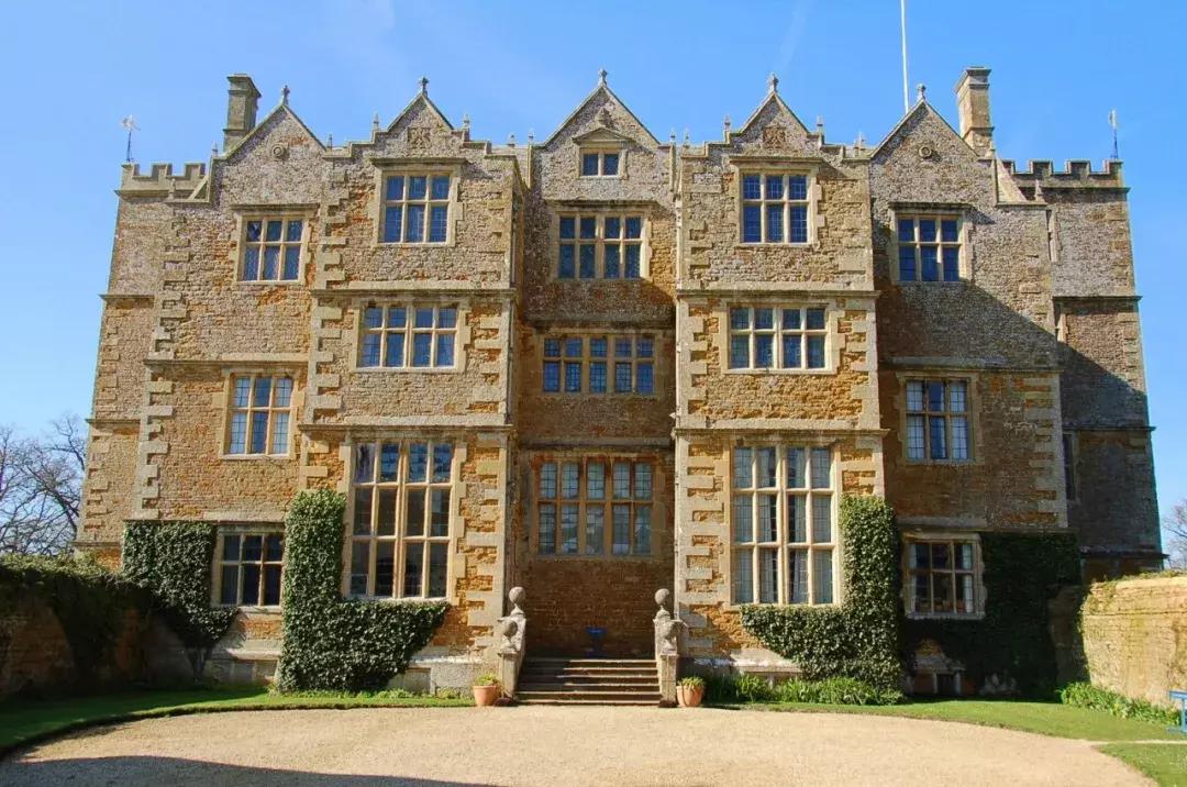 为什么英国人喜欢旅游呢,英国人喜欢去哪度假