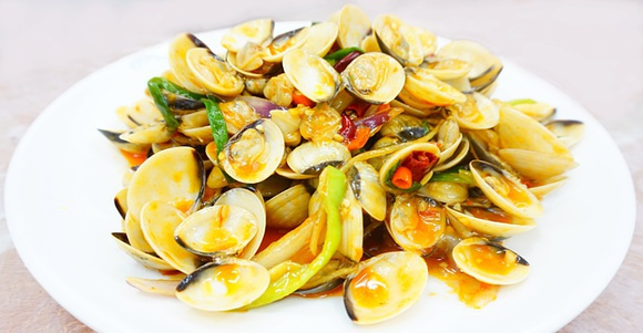 三亚火车头万人海鲜广场最新视频,三亚第一海鲜市场夜市攻略