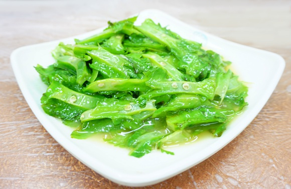 三亚火车头万人海鲜广场最新视频,三亚第一海鲜市场夜市攻略