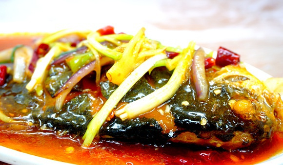 三亚火车头万人海鲜广场最新视频,三亚第一海鲜市场夜市攻略