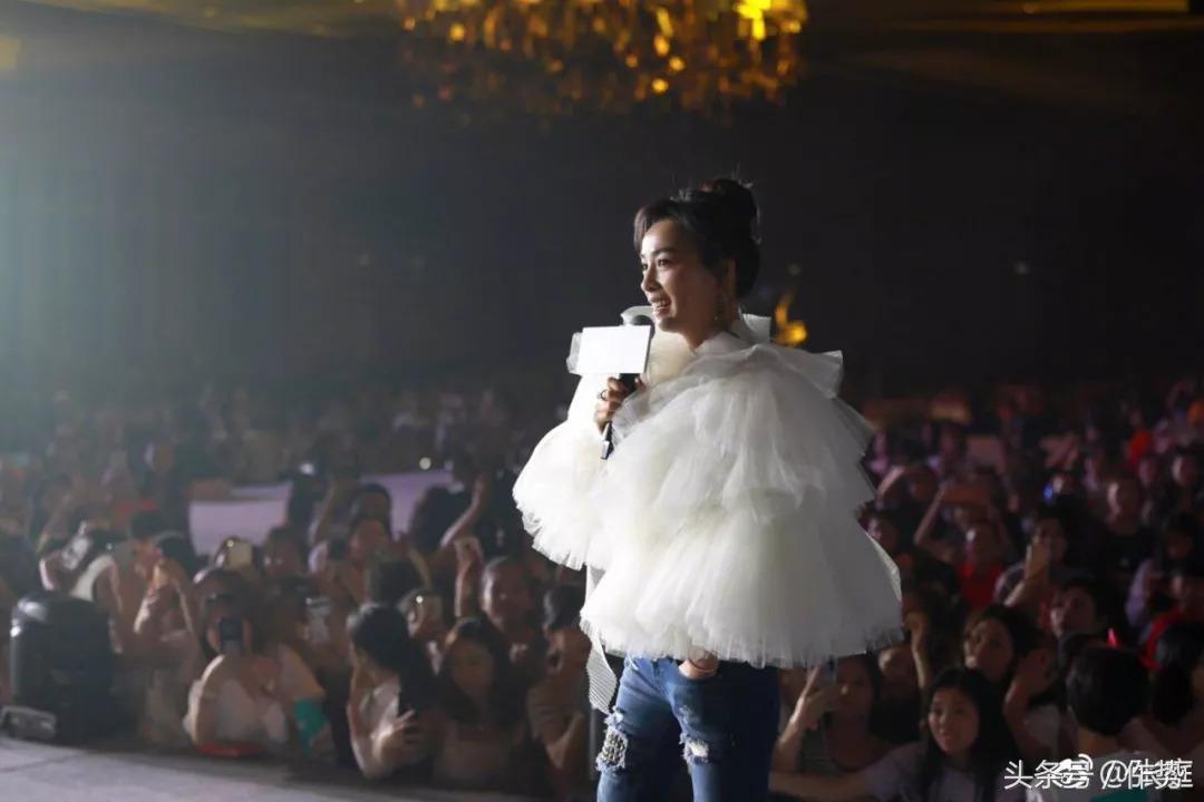 古装女神张庭，是怎么变成假鬼假怪的微商女王的？