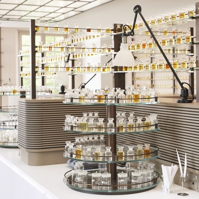 LV的手袋制作过程看不看？｜LVMH又开始“*光脱**光”放飞自我了