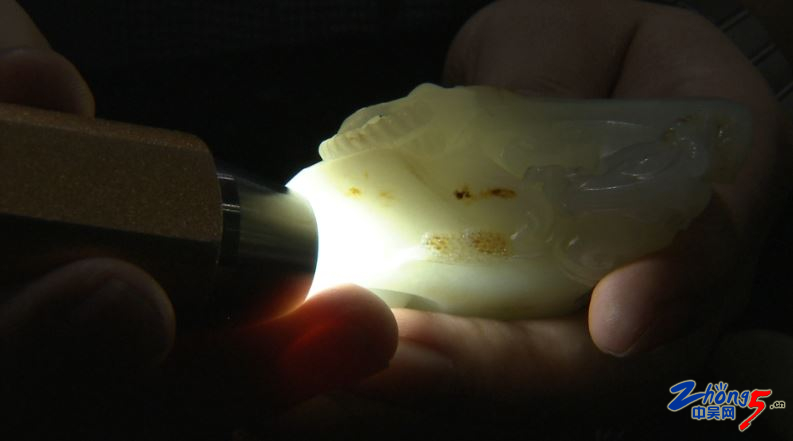 一块红石头三万鉴定费！结果却让人傻了眼！