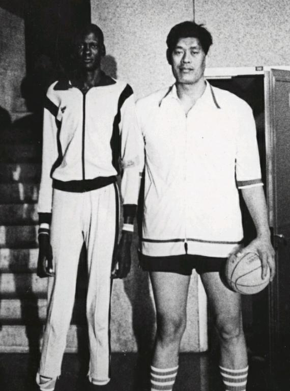 中国男篮张伯伦简介,篮球明星张伯伦死亡原因