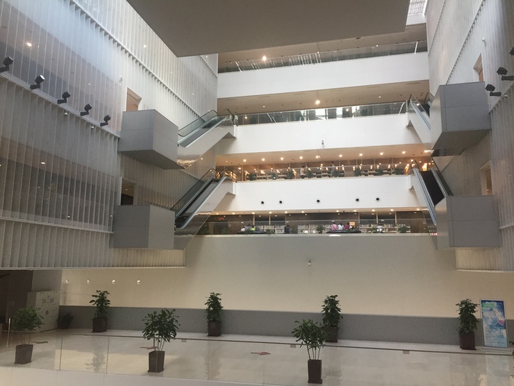 上海浦东图书馆,读一本书看一座城