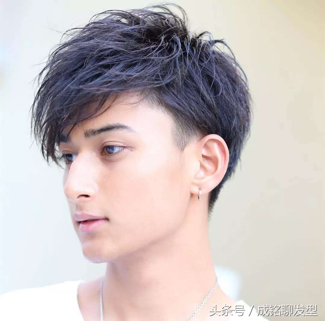 小伙两边头发太炸，被嘲笑为*盖帽大**，发型师给了他三个建议