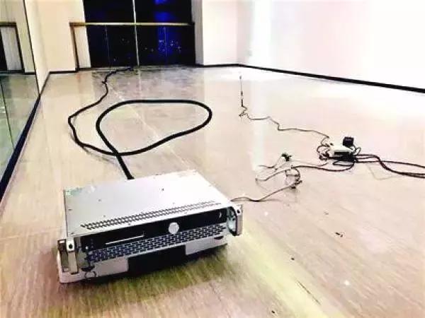 航班正准备降落，塔台突然失联！飞行员耳机里传来“专治肾亏”……