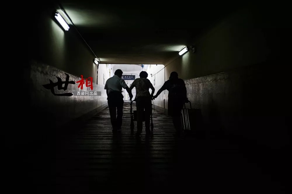 32年迎来送往，3000张站台票是他看世界的方式