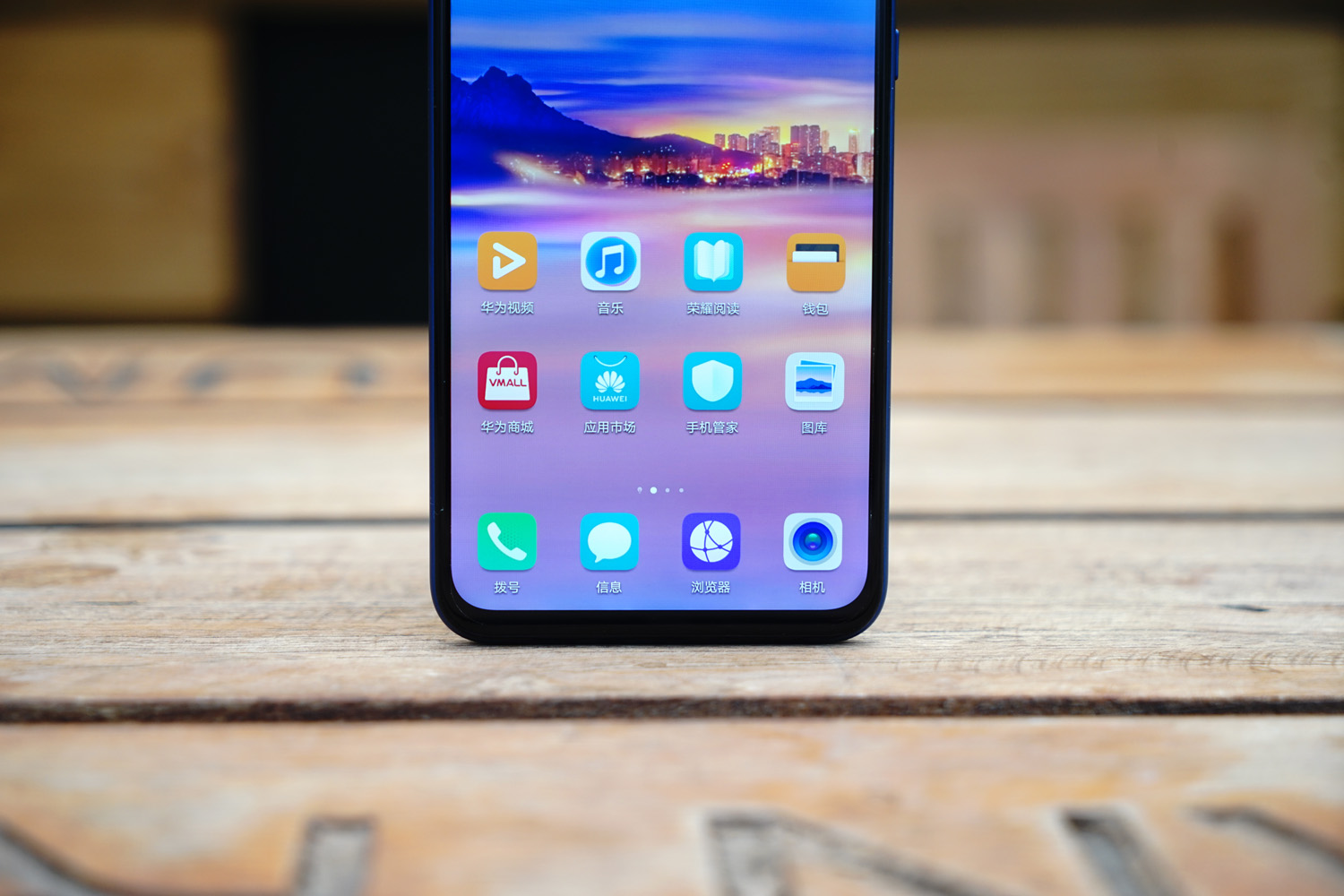 荣耀8x上手评测千元霸屏名不虚传,荣耀八魅海蓝