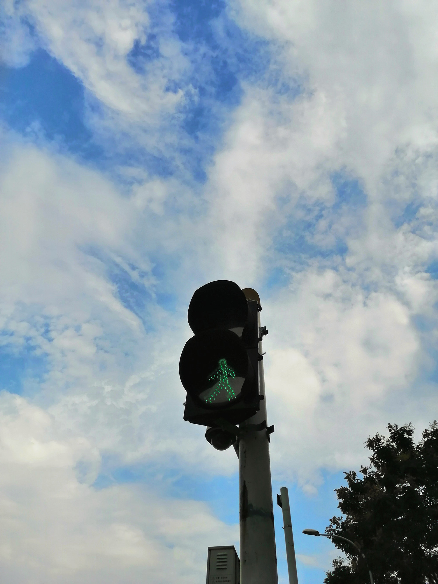 荣耀8x上手评测千元霸屏名不虚传,荣耀八魅海蓝