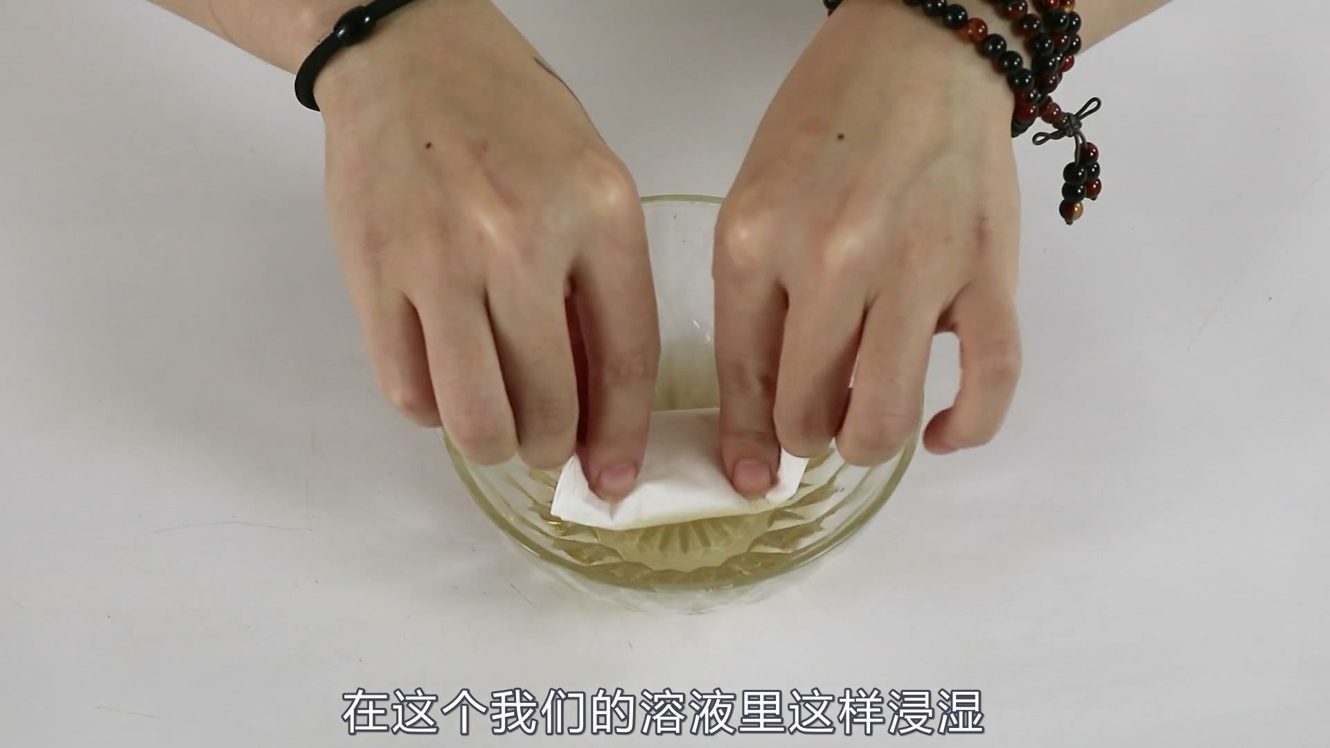 鼻子黑头小颗粒怎么去除,鼻子反复长黑头挤完都是坑