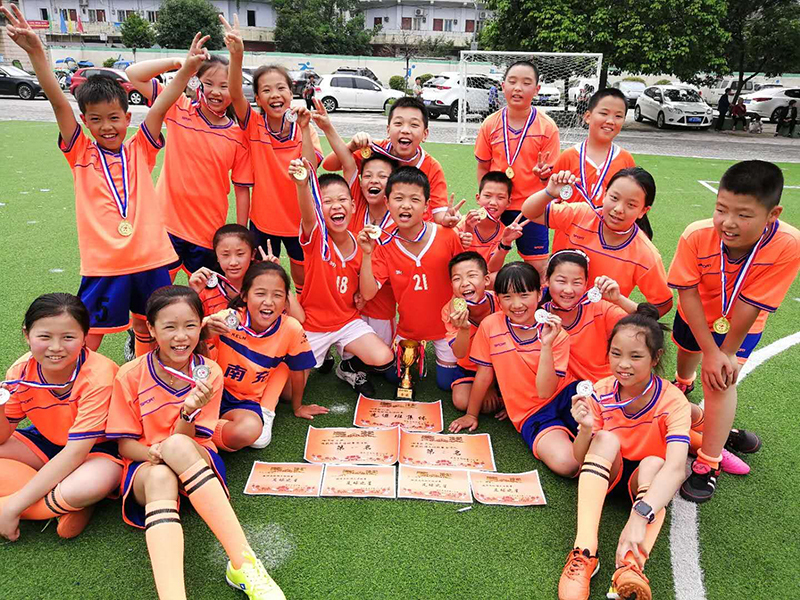 校园足球开新花,南充高坪一小杜子墨被恒大足校录取