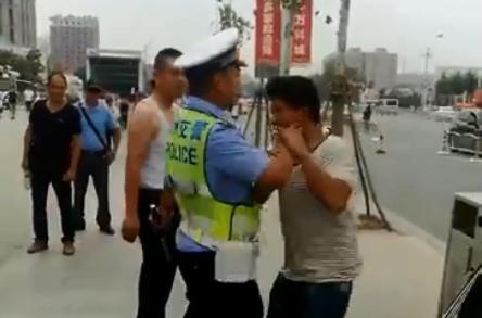 嫌拼车空调不凉女子被司机扔服务区;快递员撞人后蜗居帐篷365天