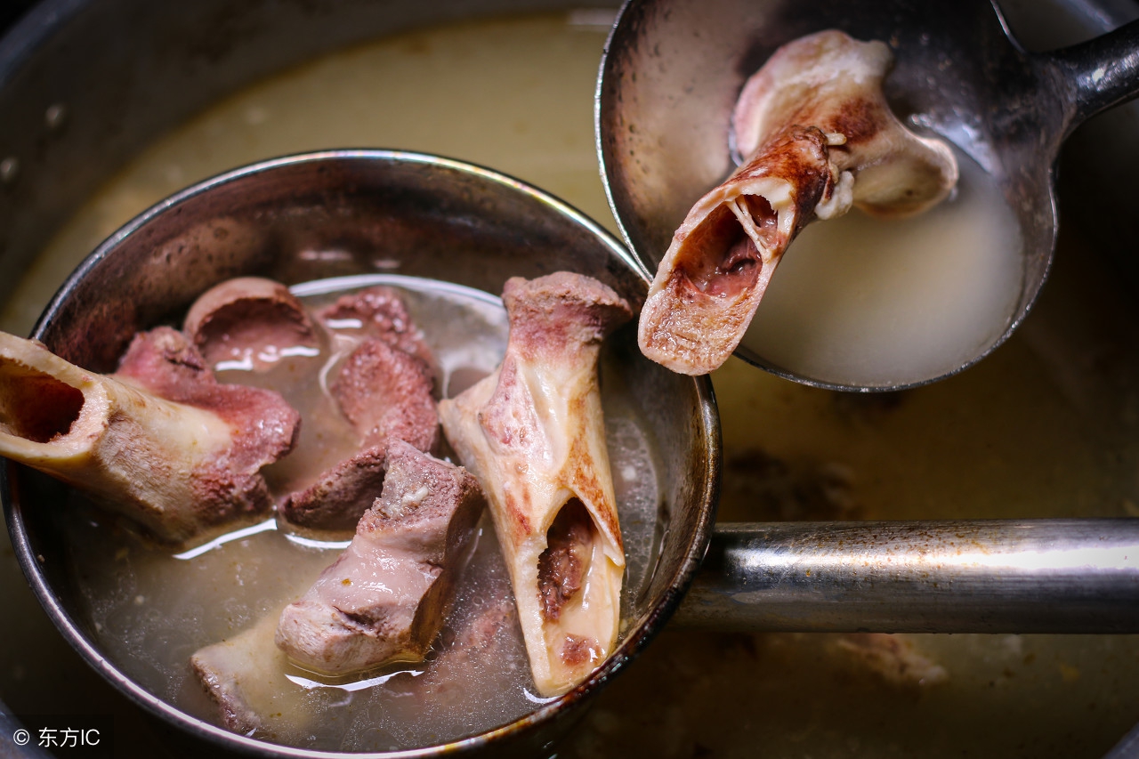 正宗面馆牛骨汤的熬制方法,正宗兰州牛骨汤的做法和配料