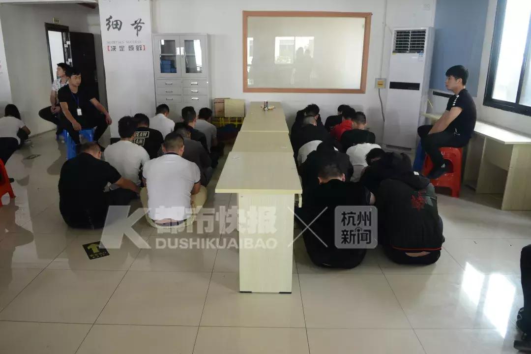 第一次借钱就被要求陪睡，催债时P黄图送花圈殡仪车上门……这伙人终于被抓，干得漂亮！