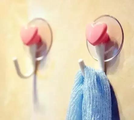 她故意把鸡蛋清涂到墙上，你知道原因后也会这么做的！