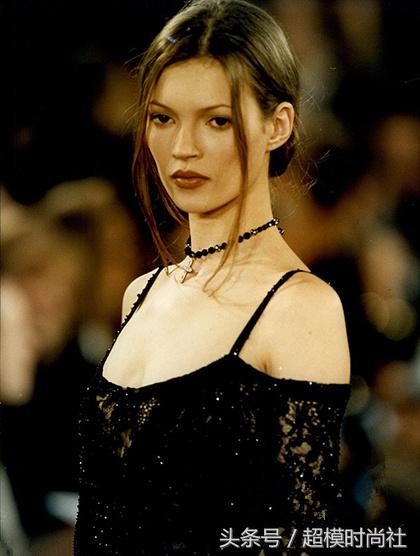 身高不过1米7，还有O型腿，她凭什么征服浪子德普叔和小李子？