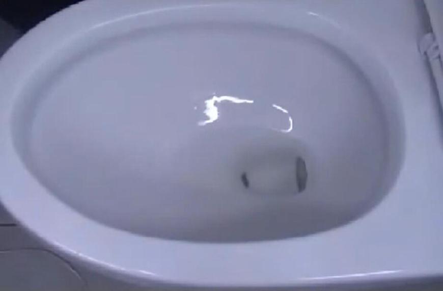 在马桶上套一层保鲜膜,只能在马桶上面挂毛巾怎么办