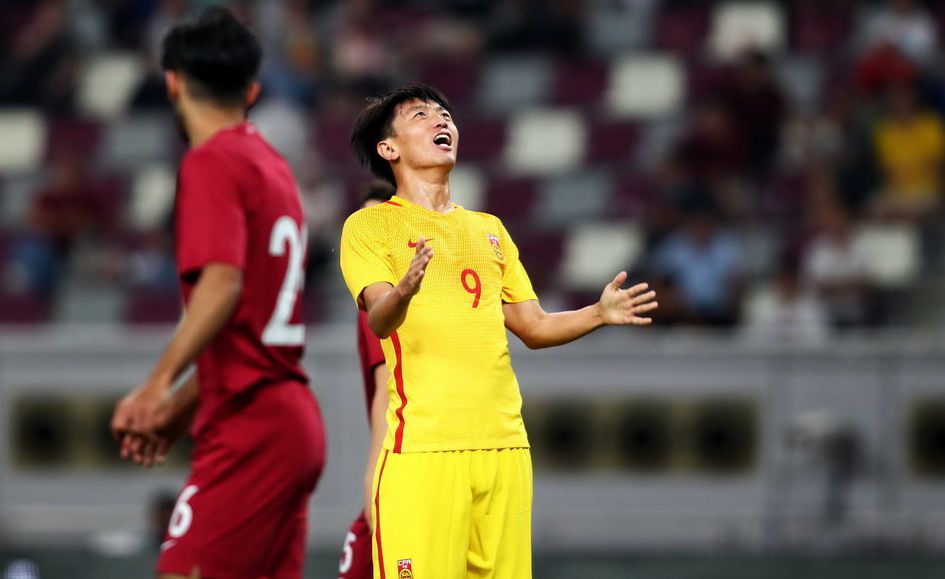 球迷熬夜看球不值!国足仅2脚射门,3前锋在中超进30球却颗粒无收