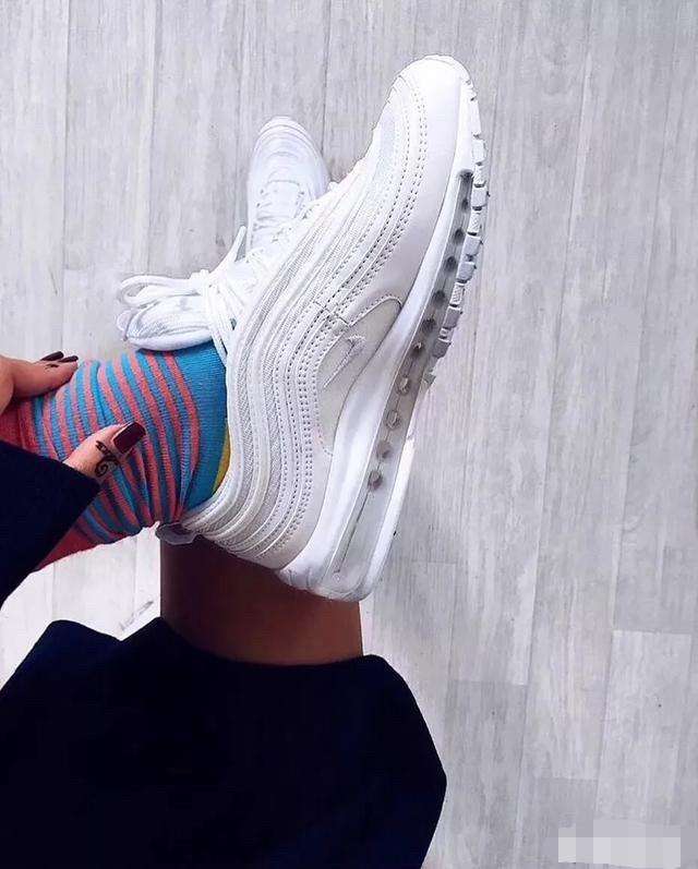 耐克鞋和李宁鞋哪个好,nike鞋和安踏哪个好