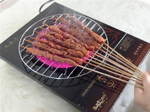 电磁炉上可以放铁皮再放陶瓷锅吗,电磁炉上放铁片可以吗