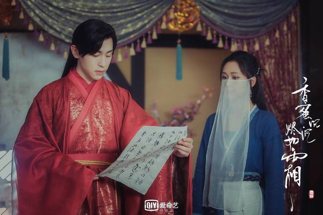 杨紫法令纹做了什么医美,杨紫笑起来法令纹特别深