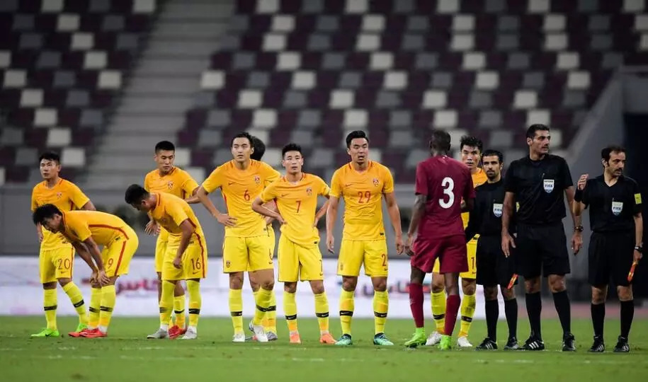 国足连续两次出现致命失误,国足上演63秒窒息操作16次回传gif