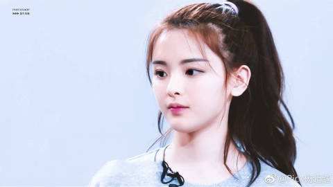 宋祖儿撞脸杨超越，但是两人的腿差距大，看腿谁赢了？