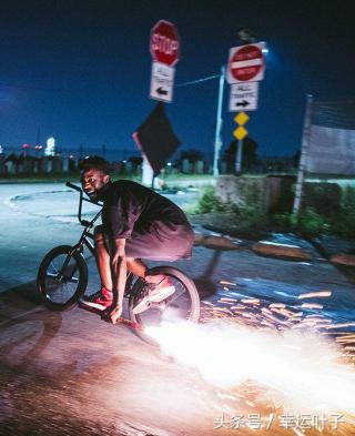 aj椋炴獝璧板,绌跨潃aj灏忓績缈肩考璧拌矾