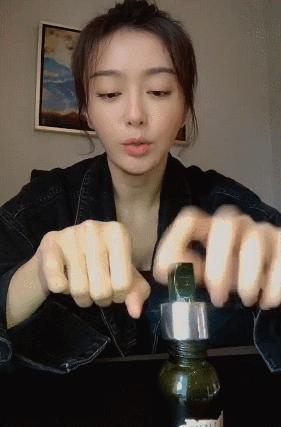 看了白月光秦岚分享的天价精华,我关上手机睡觉去了