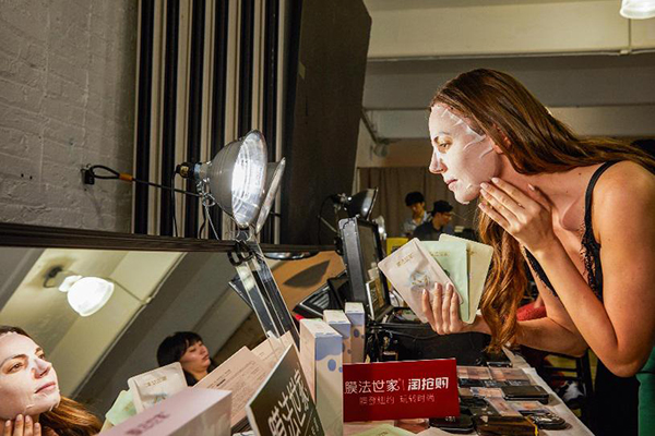 膜法世家携手兰玉亮相纽约时装周，跨界玩出国际范儿！