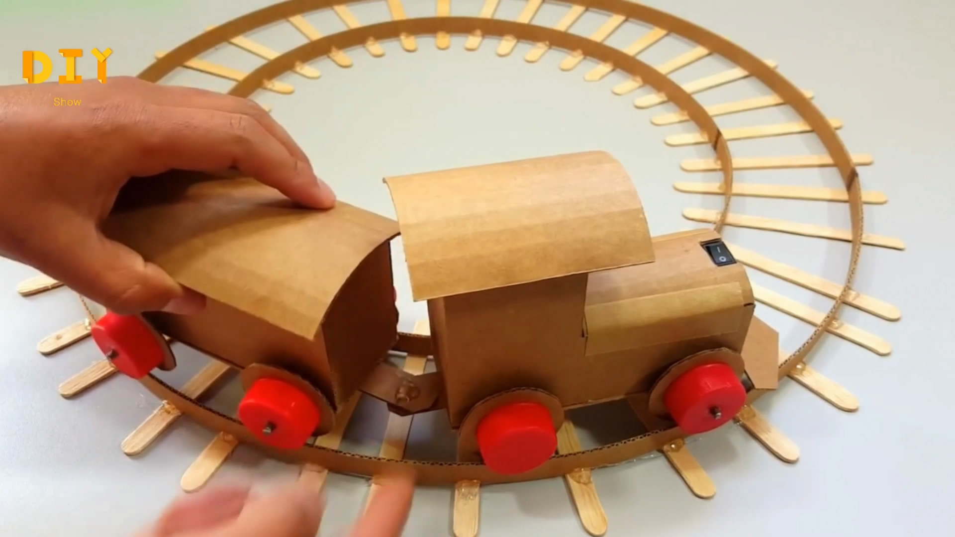 小玩具车怎么做简单一点,用纸板做火车玩具