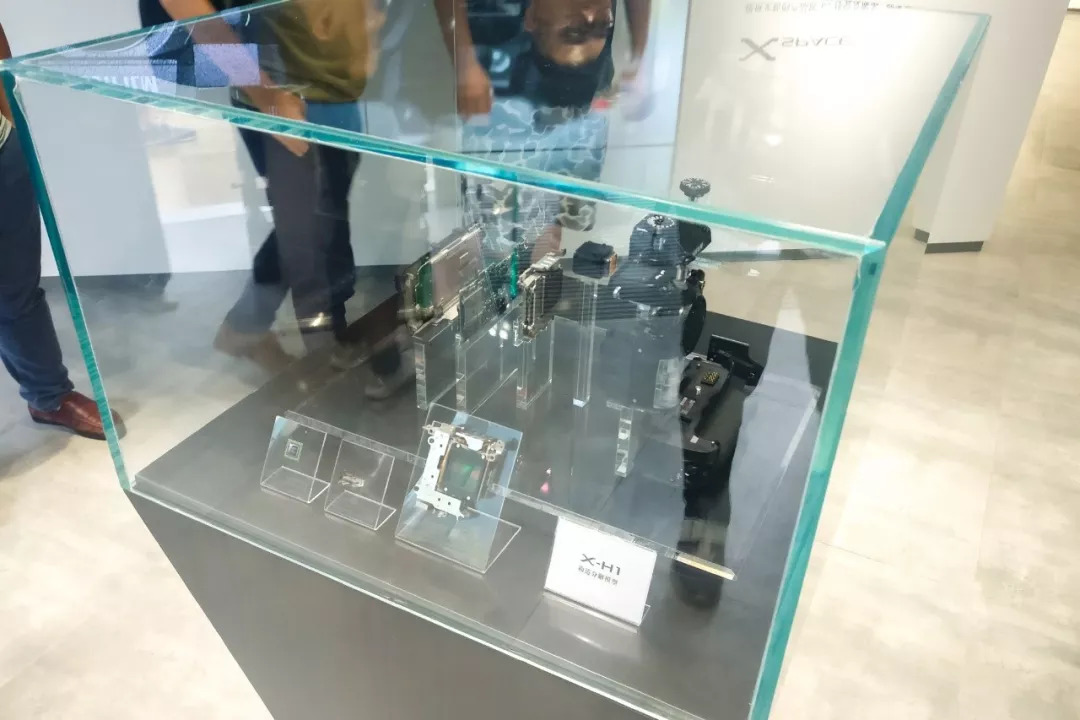 价值百万的电影摄影机,200元的摄影棚