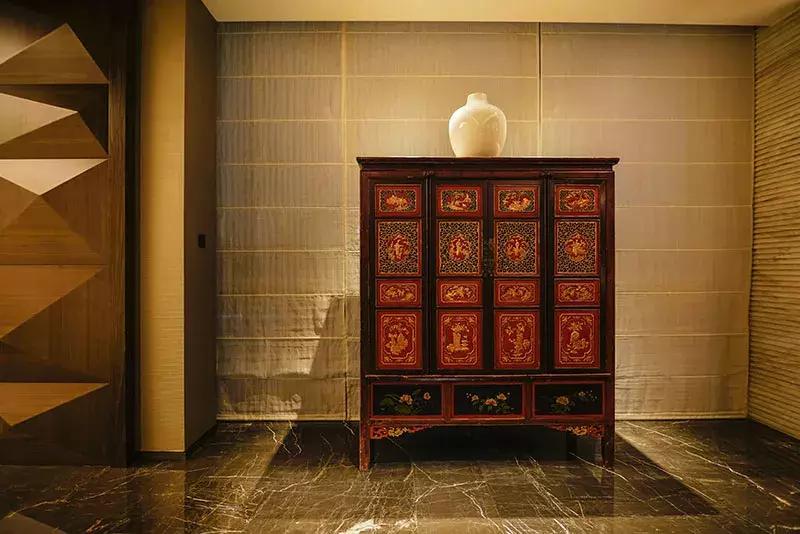 王子饭店曾经的女老板，在北郊盖了栋楼，里面放了1600件瓷器