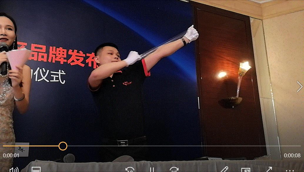 车主为爱车贴膜,车主选择汽车漆面保护膜