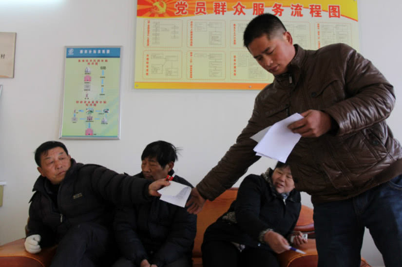 村干部不肯公开财务,村民该如何应对?手机就可以举报!