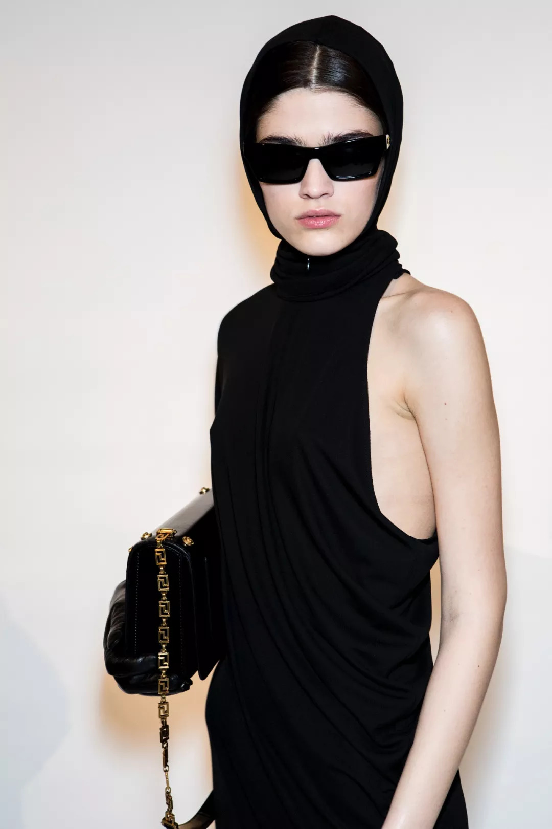 为了伸张女性的权利，整个时尚圈都“黑化”了