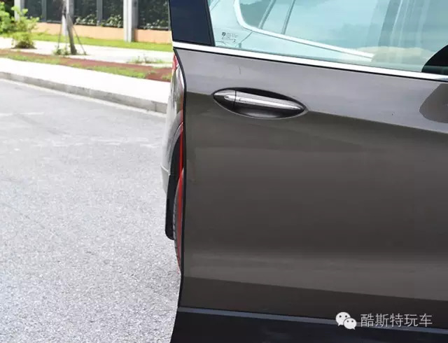 开门碰到隔壁车门磕掉一点漆,车门边缘开门碰掉漆怎么修复