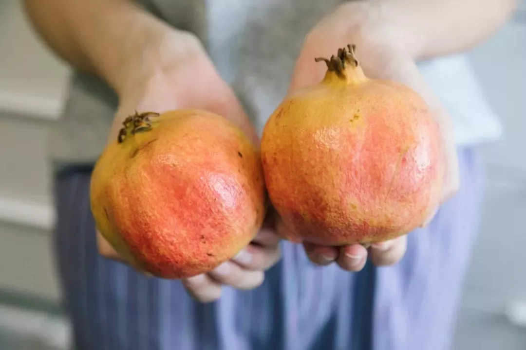 红润有食欲，一咬就爆汁，不用吐籽的突尼斯软籽石榴，甜滋滋货比十几家后，我们帮你选了这个