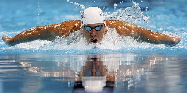 游泳教学初学者如何学习蝶泳,游泳技巧练好这四招帮你快速学会
