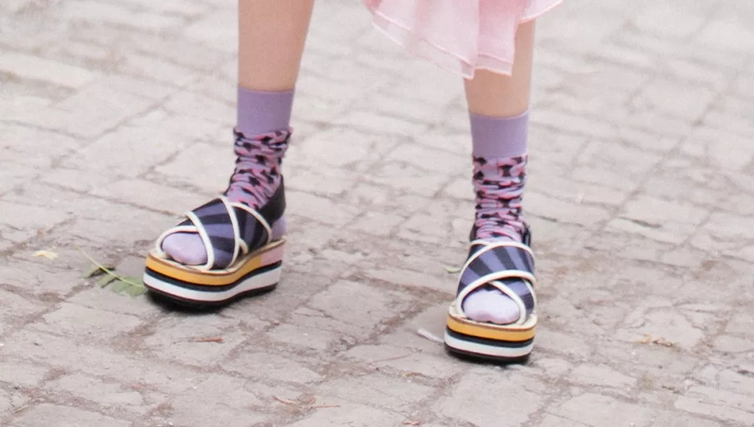 吴宣仪袜子怎么穿,细节控看过来