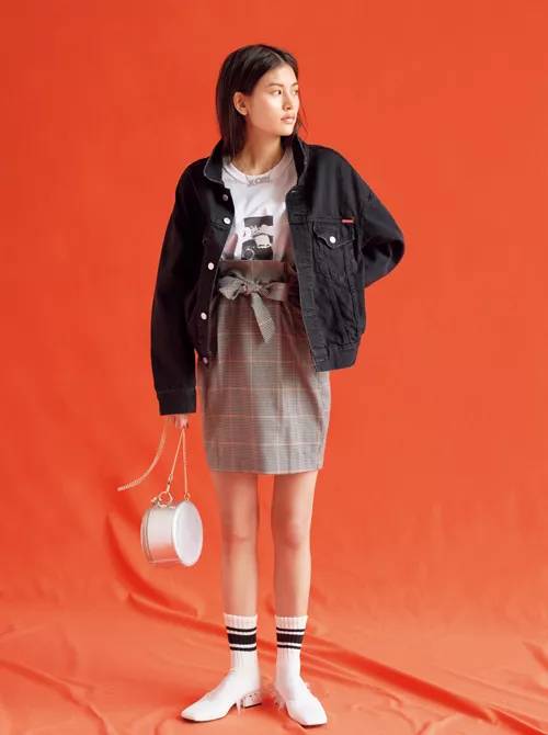 粗跟白色亮皮单鞋穿搭,秋款亮皮方头鞋穿搭