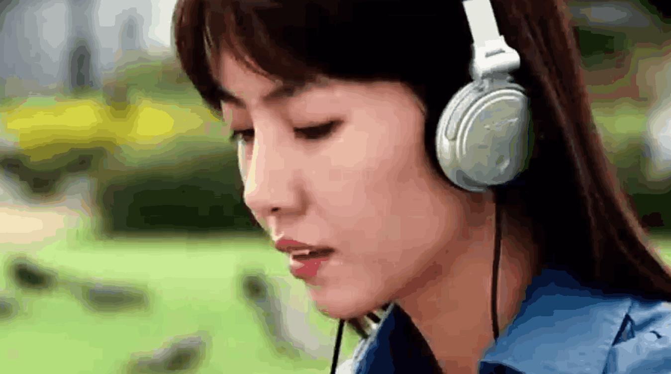 30多米长的怪物上岸咬人，竟然连小孩子都不放过！