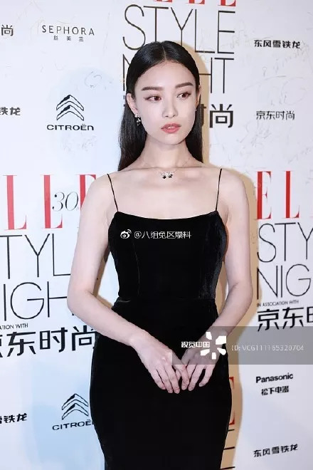 杨幂脸和手臂全涂了粉底,杨幂输给林允了吗